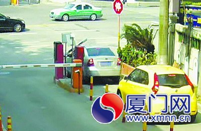 朱某駕車緩緩駛向道閘，硬生生將道閘頂開