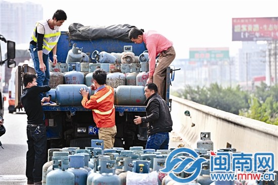 路政部門找來貨車，將液化氣罐運走