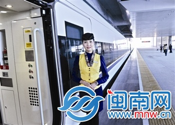 乘務員身著黃色制服