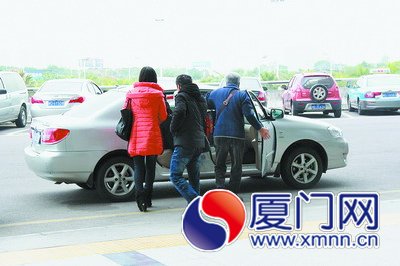 乘客被人拉走,坐上黑車