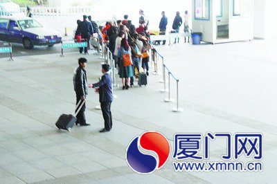 黑衣男子拉客,與正規(guī)出租車爭(zhēng)奪客源