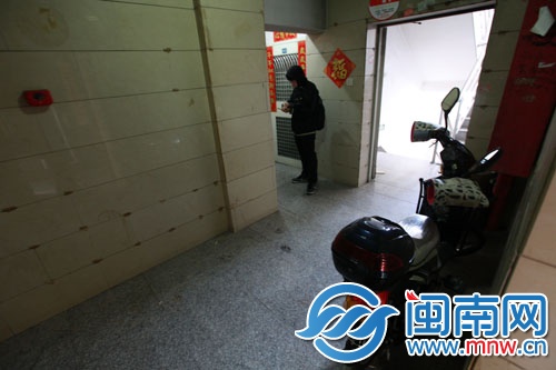 林女士在家門口停電動車時，遭遇歹徒襲擊