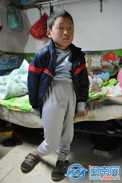 劉鑫扶著床沿，勉強站立