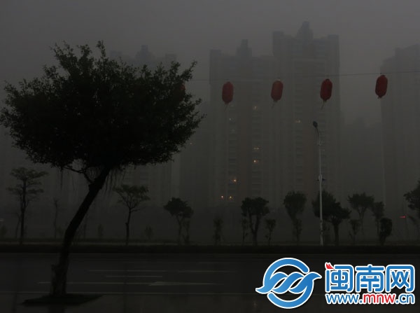 昨日下午3時34分,近乎黑夜,泉州東海一小區,居民