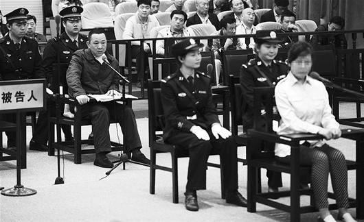 另案犯罪嫌疑人楊某（右一）在劉漢等10人案審判法庭