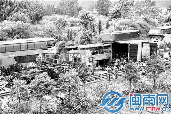 小貨車(chē)與一輛福建開(kāi)往四川的大客車(chē)發(fā)生追尾后爆炸燃燒