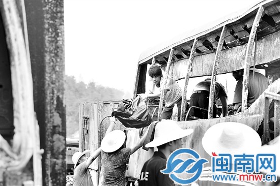 救援人員正在清理現場